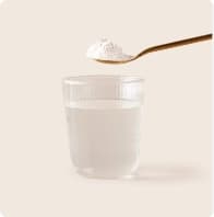 Prašek, ki se dodaja vodo v kozarcu, predstavlja pripravo dodatka.